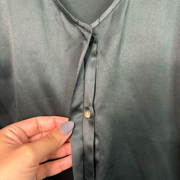 Soft Surroundings Women’s Green Satin V Neck Hidden Button Ruched Top Size L - Picture 6 of 13
